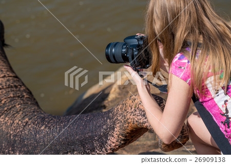 Female wildlife photographer 26909138