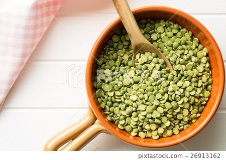 Green split peas in bowl. 26913162