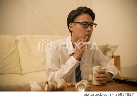一個寂寞地喝啤酒的男人 一個寂寞地喝啤酒的男人 26934827