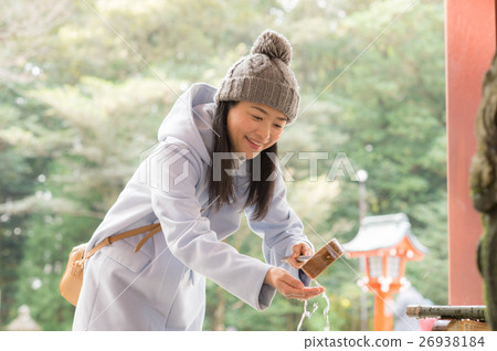 一個女人清洗她的手 26938184