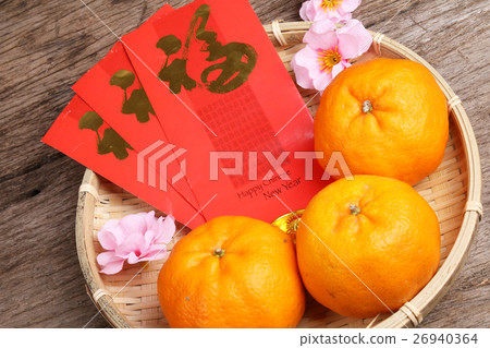 Mandarin oranges with Chinese new year decorations Mandarin oranges with Chinese new year decorations 26940364