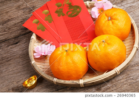 Mandarin oranges with Chinese new year decorations Mandarin oranges with Chinese new year decorations 26940365