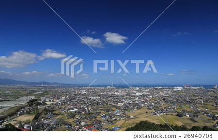 從南到北俯視西條市。您可以在外灘看到Imabari Town，Kurushima Kaikyo Ohashi。 26940703