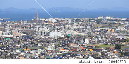 從西條市的大町附近俯瞰西條市西條體育公園的方向。 從西條市的大町附近俯瞰西條市西條體育公園的方向。 26940723