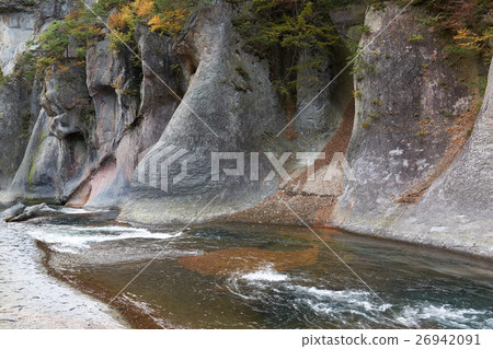 A view of the Fukiwari Valley in the autumn, the landscape in the vicinity of Wakao Rock (left), Gunma Prefecture Numata 26942091