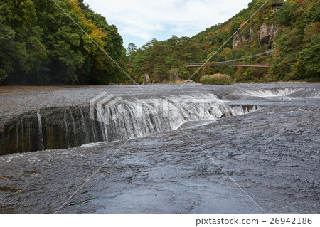 反對Ukishima橋樑的Fukiwaki瀑布，Fukiwari谷在秋天，Numata市，群馬縣 26942186