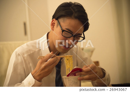 男人孤獨吃杯拉麵 男人孤獨吃杯拉麵 26943067