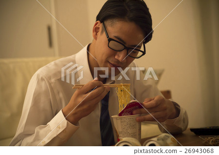 男人孤獨吃杯拉麵 26943068