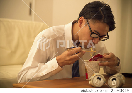 男人孤獨吃杯拉麵 男人孤獨吃杯拉麵 26943069