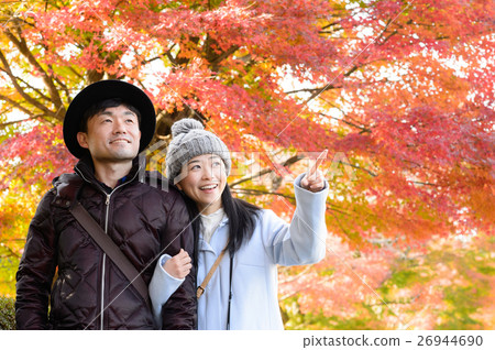 一對觀看秋葉的夫婦 26944690