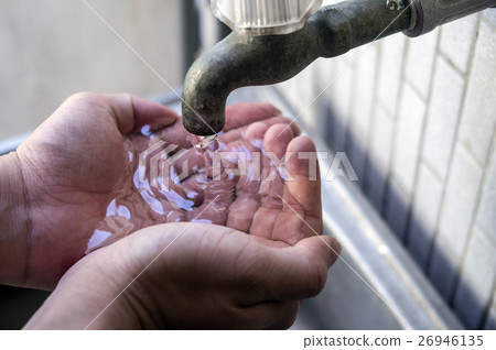 Washing hands Washing hands 26946135