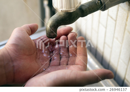 Washing hands Washing hands 26946137