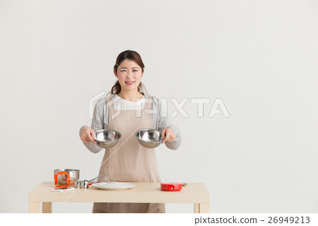 Women making white chocolate · white back 26949213