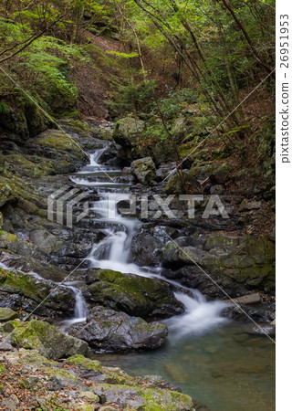 Elongated waterfall flow Elongated waterfall flow 26951953