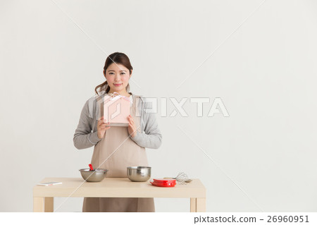 Women making white chocolate · white back 26960951