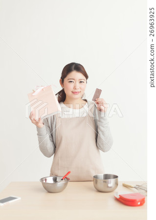 Women making white chocolate · white back 26963925