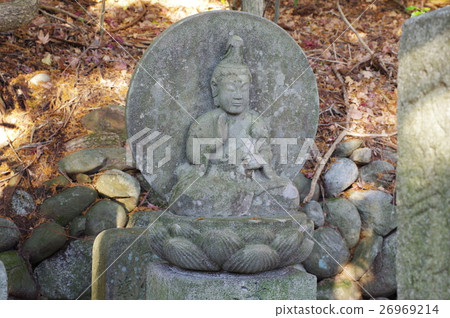 Shinshu的文化資產傑作守谷貞治的石佛在Shosyuan Bodhisattva的石像上在Kasuzo星座(長野縣駒根市) Shinshu的文化資產傑作守谷貞治的石佛在Shosyuan Bodhisattva的石像上在Kasuzo星座(長野縣駒根市) 26969214