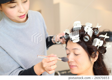 一個閉上眼睛接受化妝的女人 26970853