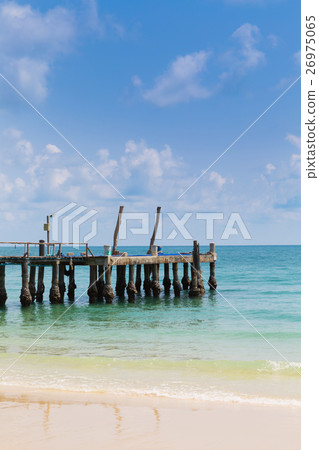 Finishing dock over the beach  26975065