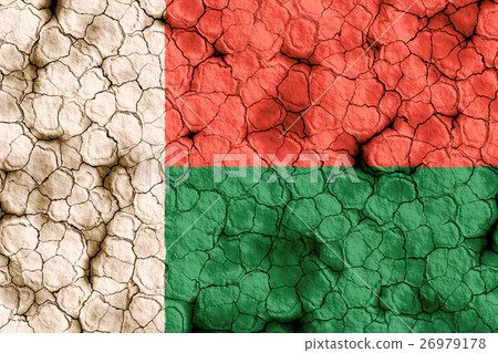 乾裂土壤上的馬達加斯加國旗特寫紋理背景（高分辨率 3D CG 渲染∕著色插圖）飢荒乾旱自然災害 26979178