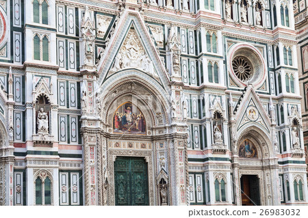 decorated facade of Duomo Cathedral in Florence 26983032