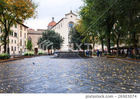 Piazza Santo Spirito with Basilica in autumn 26983074