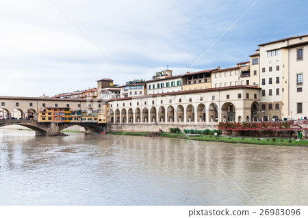 vasari corridor and ponte vecchio over Arno 26983096
