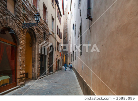 narrow street in historic district of Florence 26983099