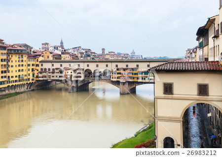 Ponte Vecchio and Arno river in autumn rain Ponte Vecchio and Arno river in autumn rain 26983212