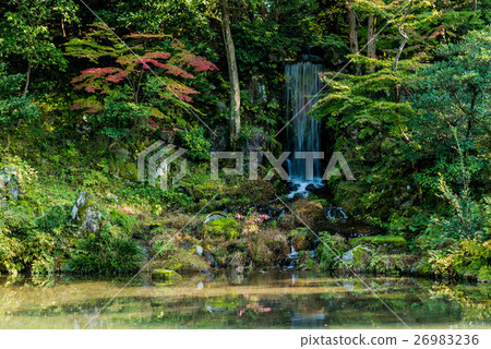 Late autumn Kenrokuen 26983236
