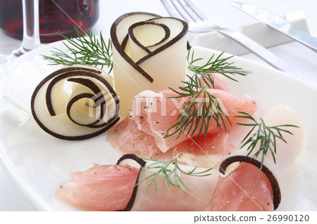 Salad with raw ham and black round radish 26990120