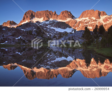 Shadow of the Minarets Shadow of the Minarets 26999954