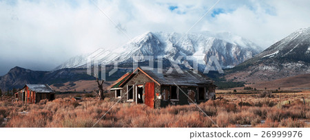 Abandoned House in Highway 395 Abandoned House in Highway 395 26999976