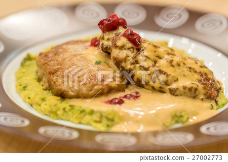 Meat patties or frikadeller in sauce 27002773