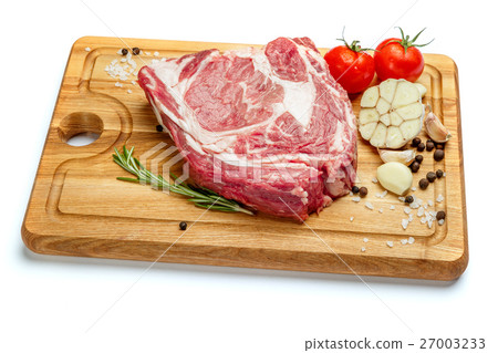 Uncooked organic shin of beef meat 27003233