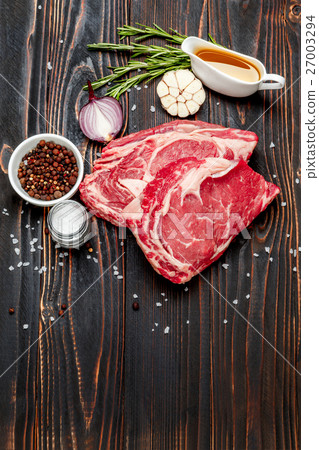 图库照片: uncooked organic shin of beef meat