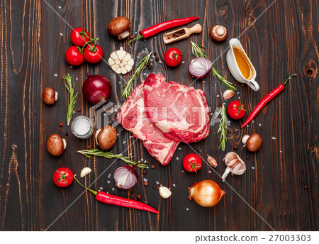 Uncooked organic shin of beef meat 27003303