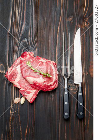 图库照片: uncooked organic shin of beef meat