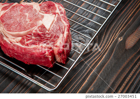 Uncooked organic shin of beef meat 27003451