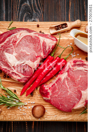 图库照片: uncooked organic shin of beef meat