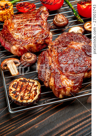 照片素材(图片): roasted organic shin of beef meat