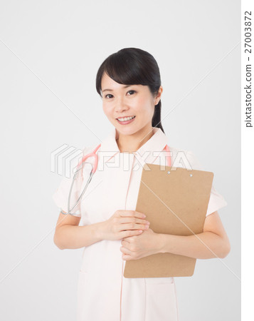 有剪貼板的一位婦女護士 有剪貼板的一位婦女護士 27003872