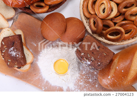 fresh bread  27004123