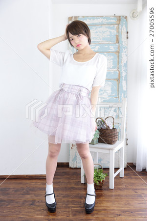 年輕的女士時尚肖像 27005596