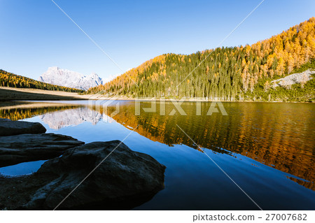Autumn panorama from mountain lake 27007682