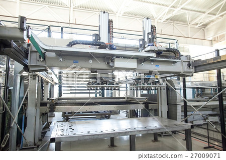 The automatic plasma robot in the course of metal The automatic plasma robot in the course of metal 27009071