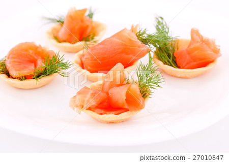 Salmon fillet in pastries Salmon fillet in pastries 27010847