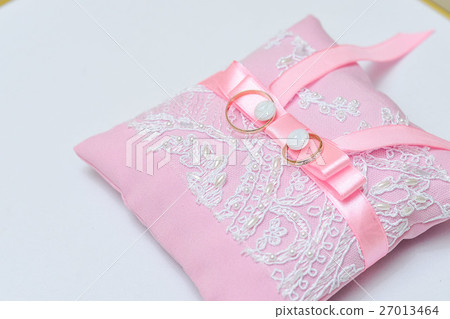 wedding rings on a stump 27013464