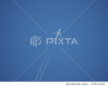 飛機和飛機雲 27014387