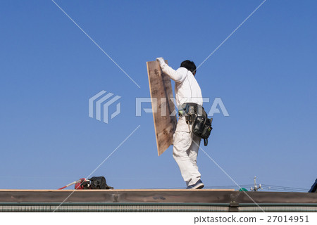 Roof work Roof craftsman walking with a control 27014951